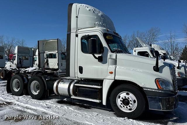 Image of Freightliner Cascadia 125 equipment image 3