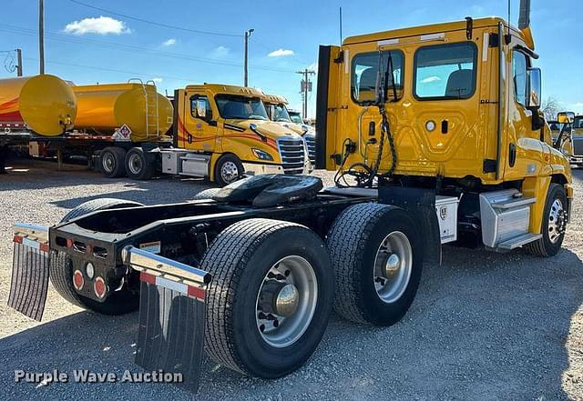 Image of Freightliner Cascadia 125 equipment image 4