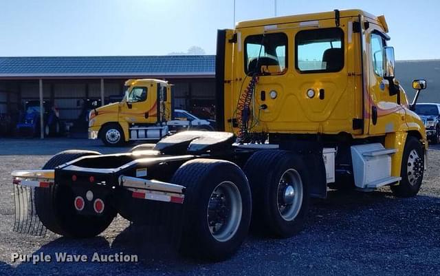 Image of Freightliner Cascadia 125 equipment image 4