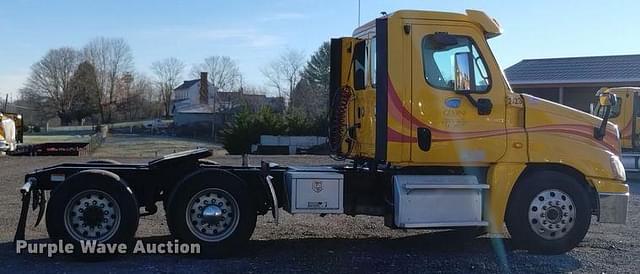 Image of Freightliner Cascadia 125 equipment image 3