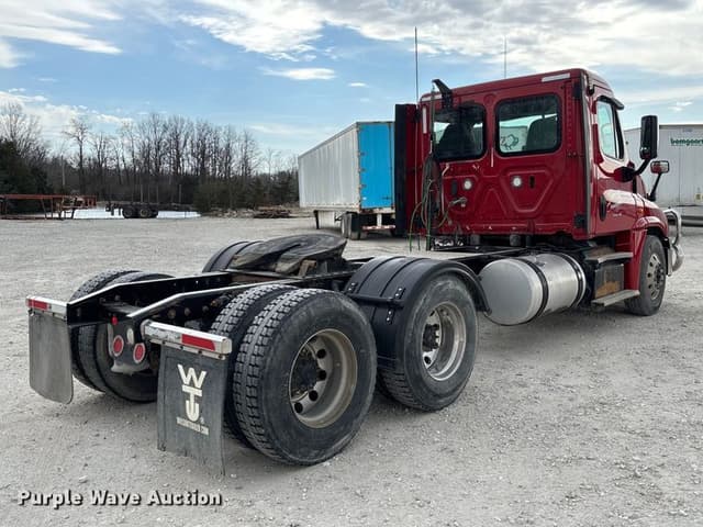 Image of Freightliner Cascadia 125 equipment image 4