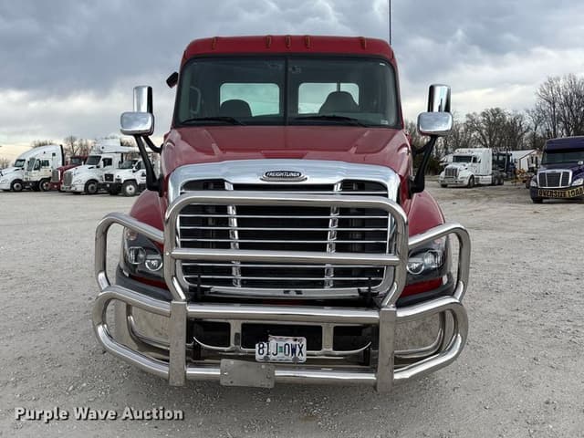 Image of Freightliner Cascadia 125 equipment image 1