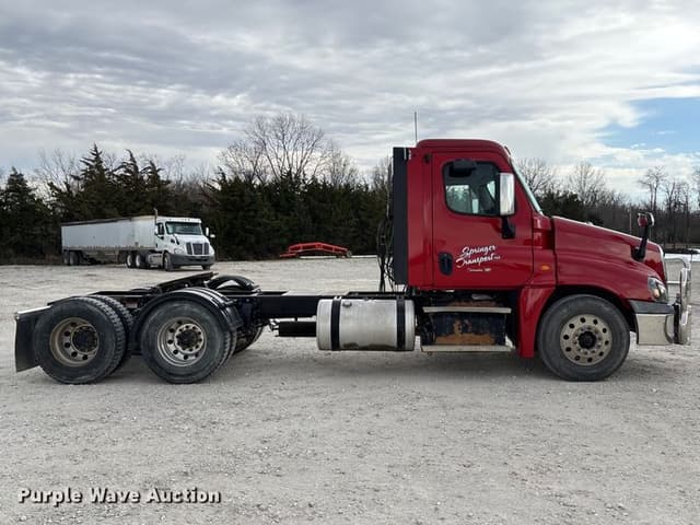 Image of Freightliner Cascadia 125 equipment image 3