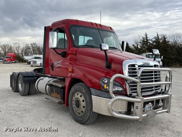 Image of Freightliner Cascadia 125 equipment image 2