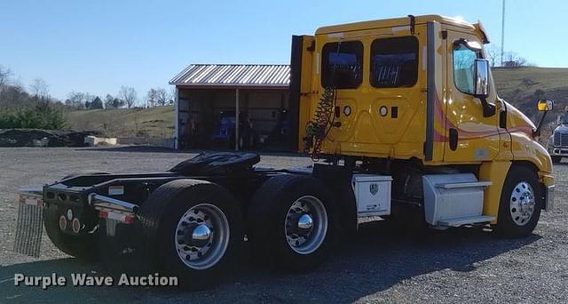 Image of Freightliner Cascadia 125 equipment image 4