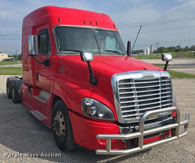 Image of Freightliner Cascadia 125 equipment image 2