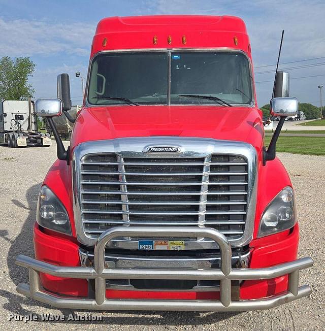 Image of Freightliner Cascadia 125 equipment image 1