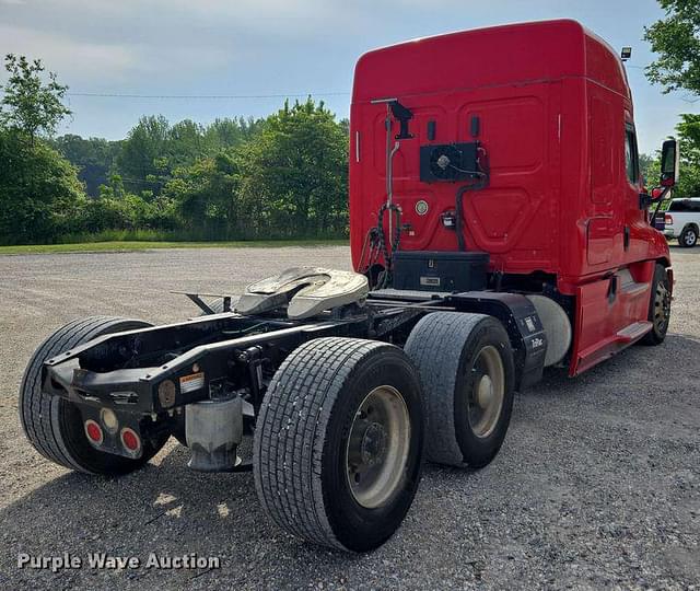 Image of Freightliner Cascadia 125 equipment image 4