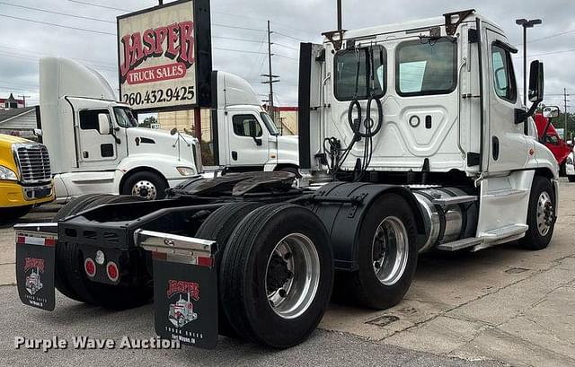 Image of Freightliner Cascadia 125 equipment image 4