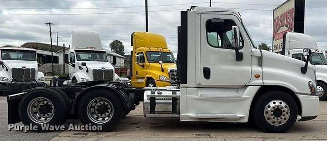 Image of Freightliner Cascadia 125 equipment image 3