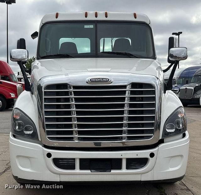 Image of Freightliner Cascadia 125 equipment image 1