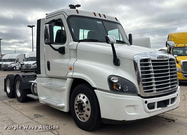 Image of Freightliner Cascadia 125 equipment image 2