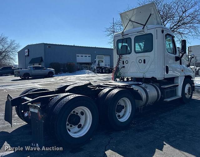 Image of Freightliner Cascadia 125 equipment image 4