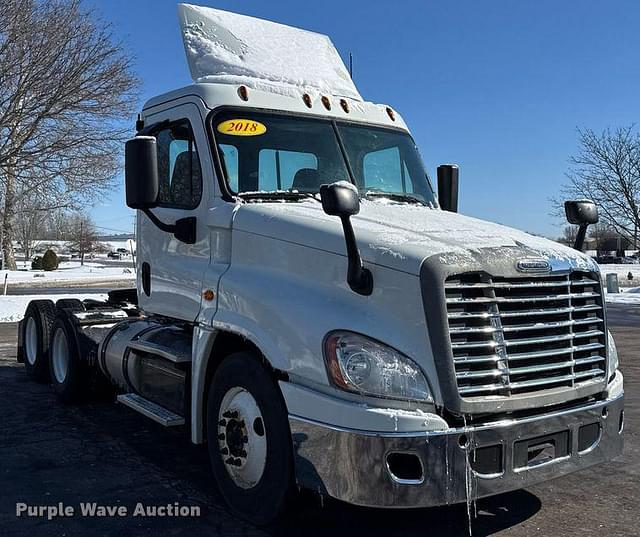 Image of Freightliner Cascadia 125 equipment image 2