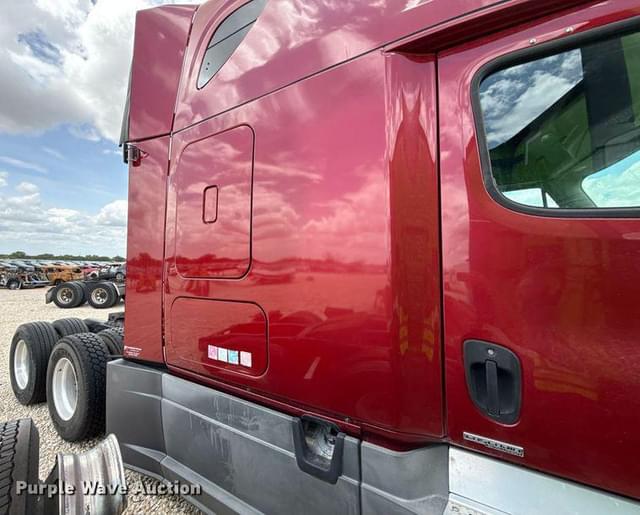 Image of Freightliner Cascadia 125 equipment image 3