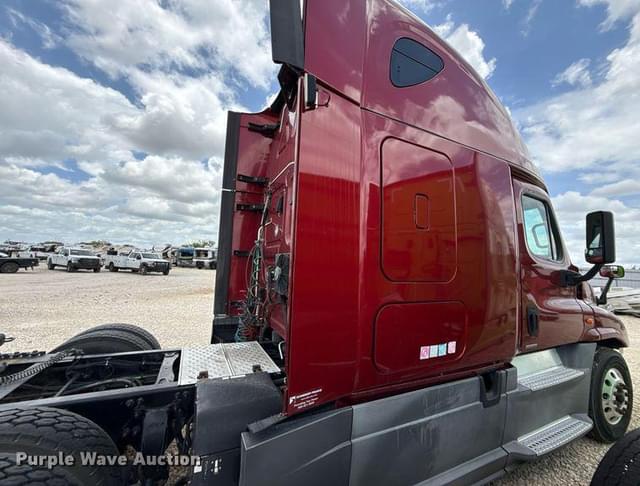 Image of Freightliner Cascadia 125 equipment image 4