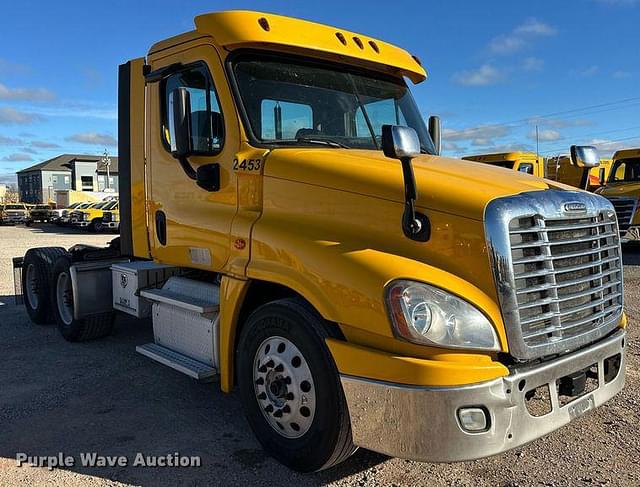 Image of Freightliner Cascadia 125 equipment image 2