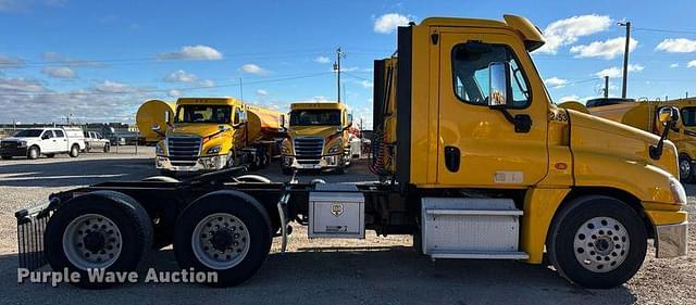 Image of Freightliner Cascadia 125 equipment image 3