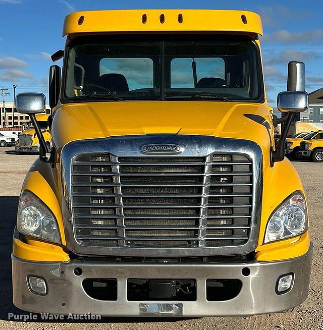 Image of Freightliner Cascadia 125 equipment image 1