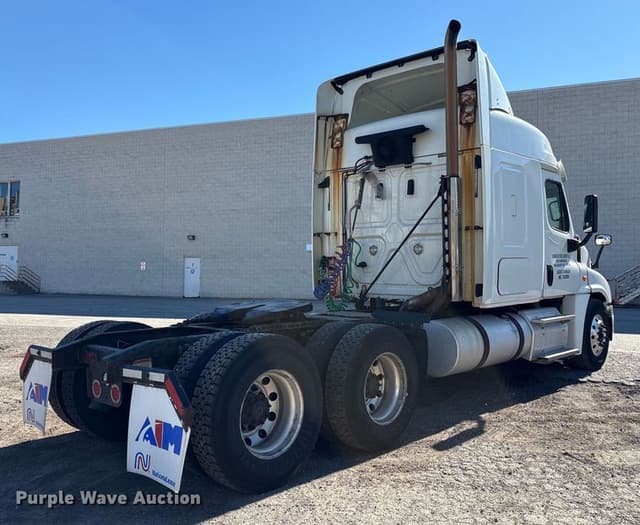 Image of Freightliner Cascadia 125 equipment image 4
