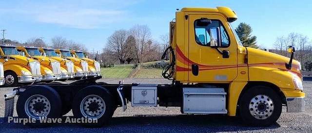 Image of Freightliner Cascadia 125 equipment image 3