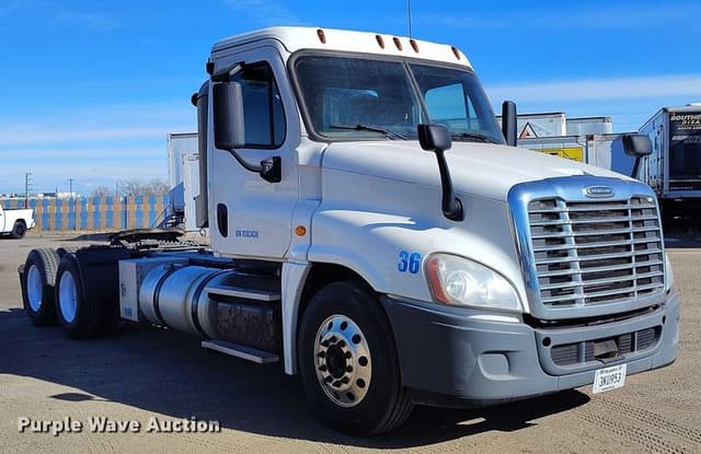 Image of Freightliner Cascadia 125 equipment image 2