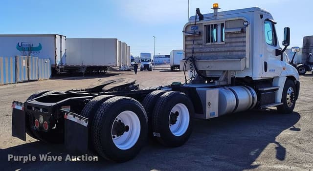 Image of Freightliner Cascadia 125 equipment image 4