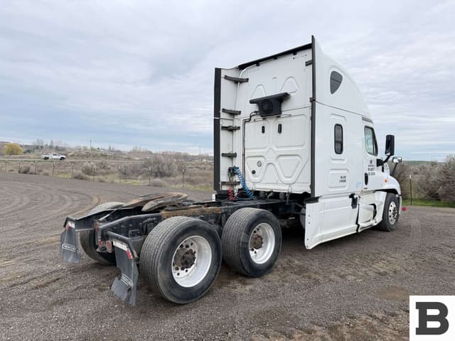 Image of Freightliner Cascadia 125 equipment image 4