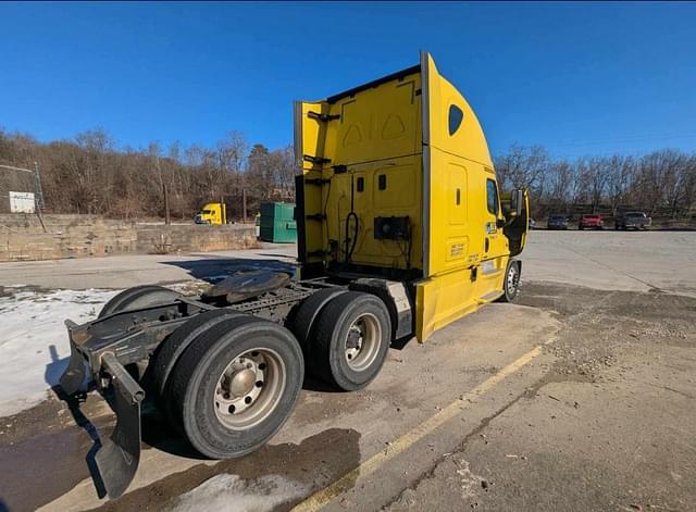 Image of Freightliner Cascadia 125 equipment image 2