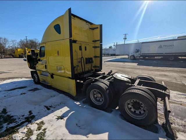 Image of Freightliner Cascadia 125 equipment image 3