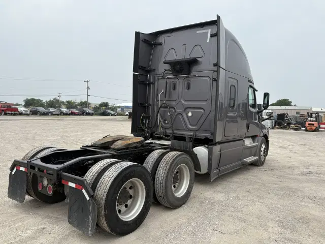 Image of Freightliner Cascadia 126 equipment image 4