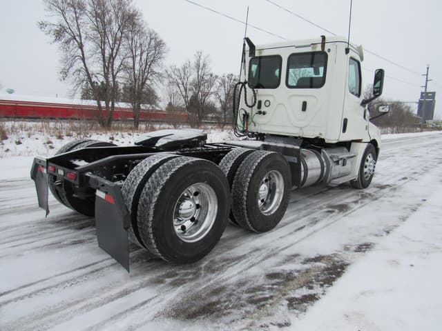 Image of Freightliner Cascadia 126 equipment image 3