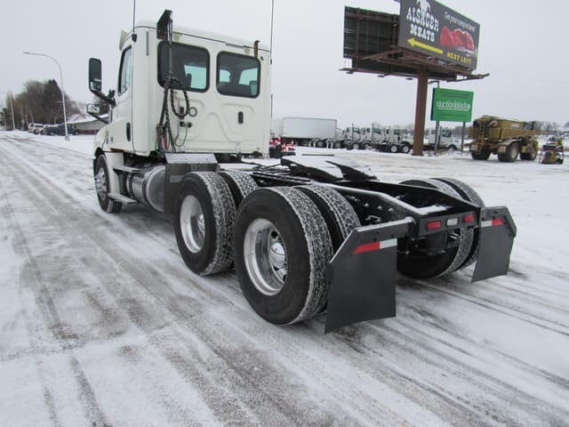 Image of Freightliner Cascadia 126 equipment image 2