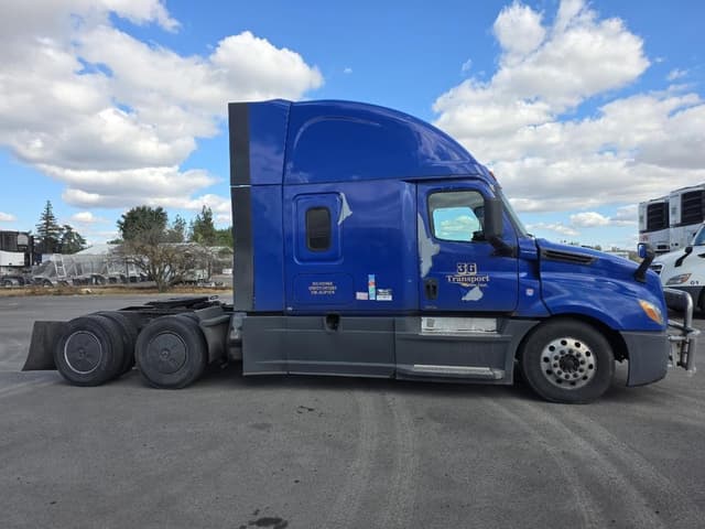 Image of Freightliner Cascadia 126 equipment image 4