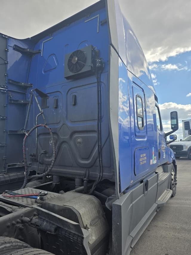Image of Freightliner Cascadia 126 equipment image 3
