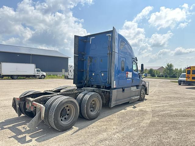 Image of Freightliner Cascadia 126 equipment image 4