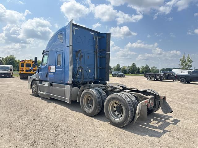 Image of Freightliner Cascadia 126 equipment image 2