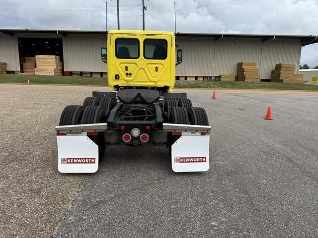 Image of Freightliner Cascadia 126 equipment image 4