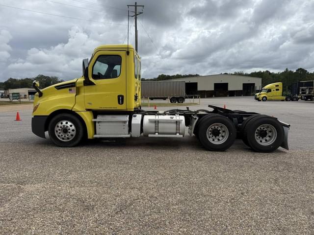 Image of Freightliner Cascadia 126 equipment image 1
