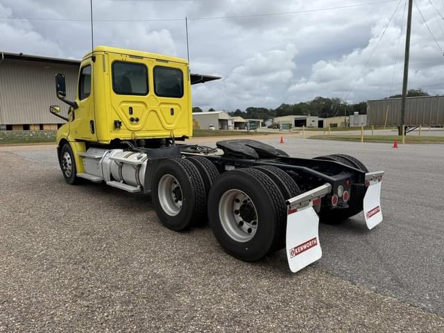Image of Freightliner Cascadia 126 equipment image 2