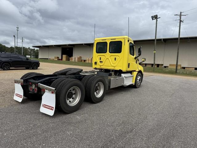 Image of Freightliner Cascadia 126 equipment image 3