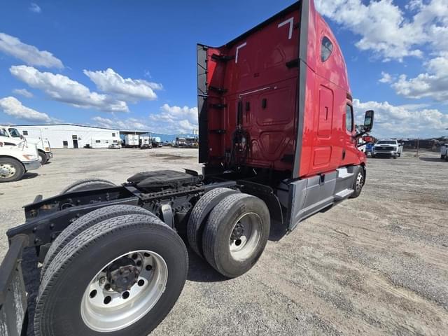 Image of Freightliner Cascadia 126 equipment image 4