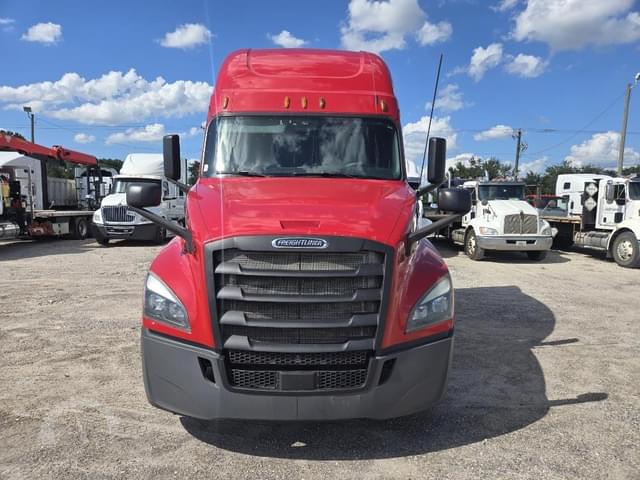 Image of Freightliner Cascadia 126 equipment image 1