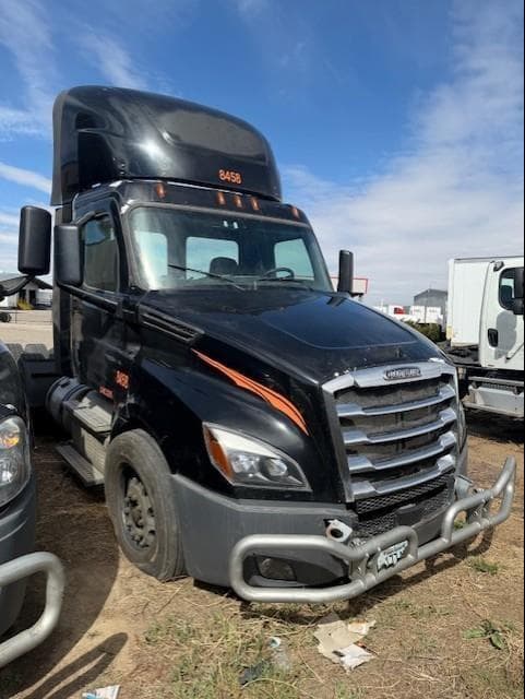 Image of Freightliner Cascadia 126 equipment image 2