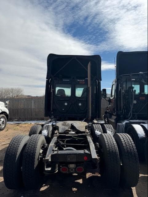 Image of Freightliner Cascadia 126 equipment image 3