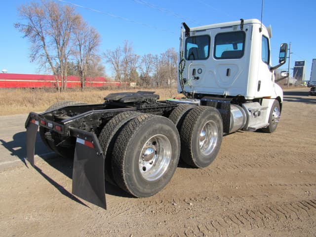 Image of Freightliner Cascadia 126 equipment image 3