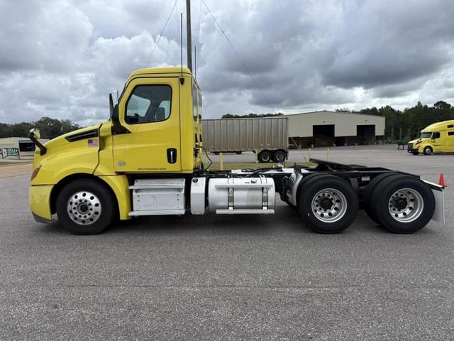 Image of Freightliner Cascadia 126 equipment image 1