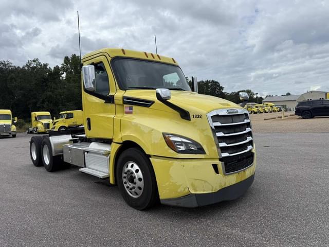 Image of Freightliner Cascadia 126 equipment image 4