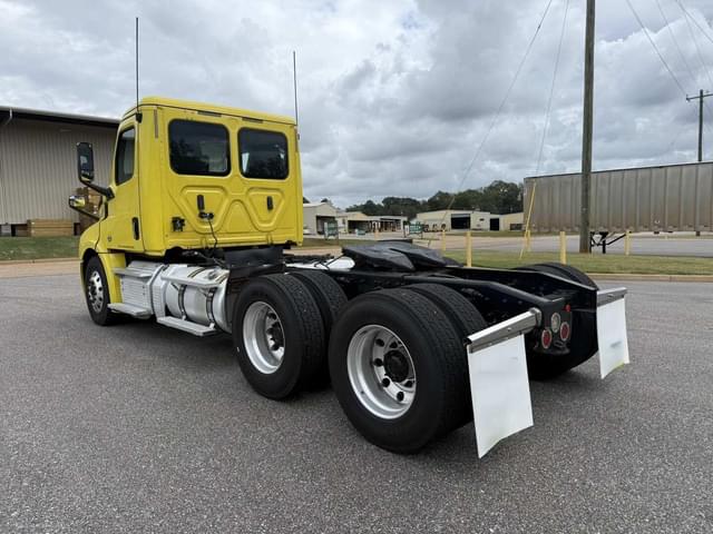 Image of Freightliner Cascadia 126 equipment image 2