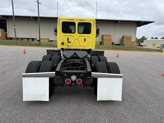 Image of Freightliner Cascadia 126 equipment image 3